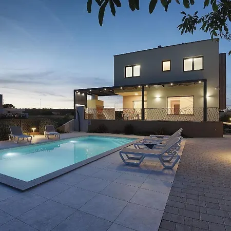 Hotel Grossflaechiges Mit Sonnenterrase Und Pool, Klimaanlage Und Wifi Fuer 6 Personen