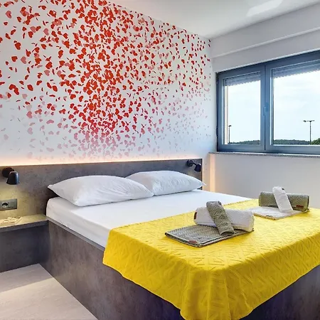 Grossflaechiges Mit Sonnenterrase Und Pool, Klimaanlage Und Wifi Fuer 6 Personen Hotel Pomer