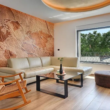 Grossflaechiges Mit Sonnenterrase Und Pool, Klimaanlage Und Wifi Fuer 6 Personen Hotel