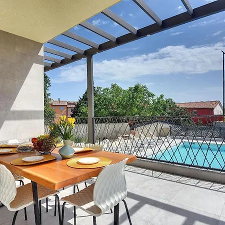 Grossflaechiges Mit Sonnenterrase Und Pool, Klimaanlage Und Wifi Fuer 6 Personen *